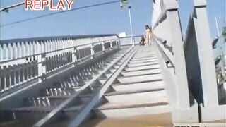Những cô gái không mặc quần áo nơi công cộng 4