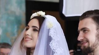 Những cô gái không mặc quần áo nơi công cộng 18