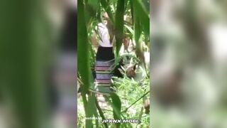 Vcl ạ, Quay lén 2 e L0P7 DÂN TỘC djt nhau trong rừng