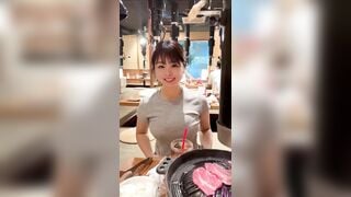 Những cô gái khoe hàng nơi công cộng 3