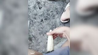 Thủ dâm bằng trái bắp