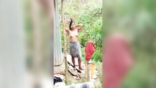 Bắt gặp em dân tộc tắm tiên