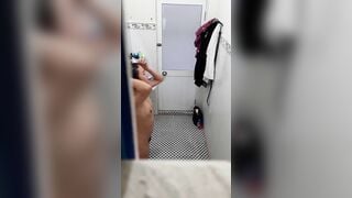 Quay lén em gái tắm lồn nhiều lông