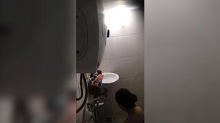 Quay lén em ny sinh viên tắm