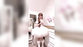 Cô gái Lolita cởi đồ và thủ dâm bằng cây gậy pha lê