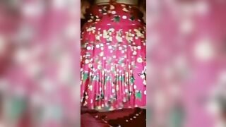 Em gái H' Mông mới lớn ở nhà một mình nứng lồn nên thủ dâm cho sướng lồn