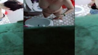 Đang quay lén chị dâu vú siêu khủng tắm thì bị lộ