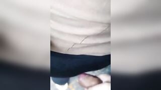 Xuất tinh lên mông e gái ngoài đường