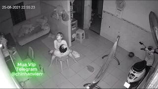 Hack camera 2 vợ chồng dâm trốn con ra phòng khách đụ cực nứng