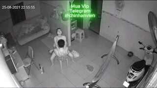 Hack camera 2 vợ chồng dâm trốn con ra phòng khách đụ cực nứng