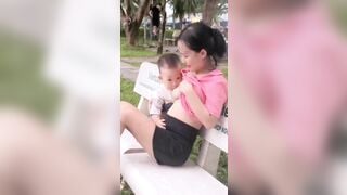 Quay lén em gái vạch vú cho con bú ngay ngoài công viên