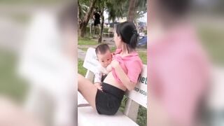 Quay lén em gái vạch vú cho con bú ngay ngoài công viên