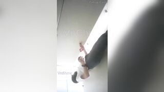 Quay lén gái xinh đi wc