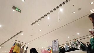 Quay lén dưới váy gái xinh nơi công cộng