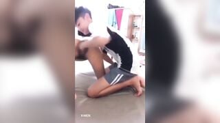 Thằng em mới lớn được chị hàng xóm cuồng dâm cho xem lồn và cái kết