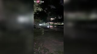 Giữa công viên mà em cởi quần bú mút như chỗ không người