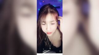 Ngân live bóp vú