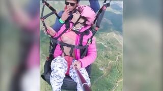 Nhảy dù mà gặp con đĩ dâm móc lồn chảy nước dâm đãng