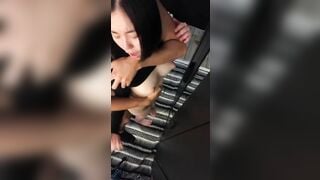 Vc dâm đãng chịch nhau trước cửa cho hàng xóm nhìn