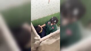 Học sinh lớp nào đây sao lại ditnhau trong wc của trường thế này