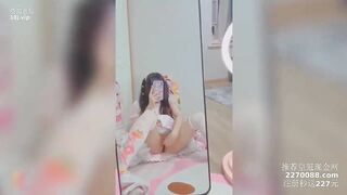Em Loli mới lớn lồn non thủ dâm trước gương