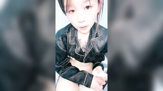 Thằng lồn này sướng thật chịch một lúc 2 em gái Loli lồn không lông siêu non P.2