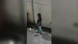 Vô đạo đức - thanh niên Bee làm trò đồi bại với chị ăn xin đầu óc không bình thường