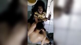 Yêu râu xanh lôi em hàng xóm vừa đi học về vào nhà vệ sinh địt quá súc vật