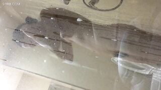 Quay lén người yêu đi tắm qua kính trong suốt