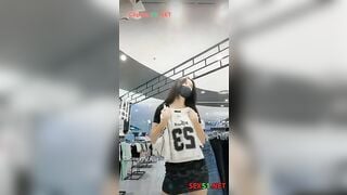Clip hot, Gái xinh nhét máy rung vào lồn ở TTTM mua quần áo
