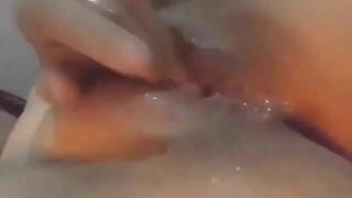 Em học Sinh mới lớn lồn non thủ dâm nước lênh láng