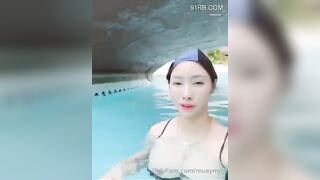 Đi bơi cho người lạ bóp vú ở hồ bơi