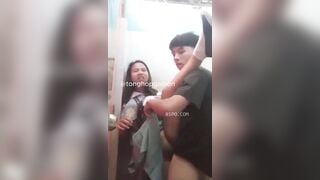 Cặp đôi học sinh Philippines chịch lén nhau trong nhà vệ sinh của trường học