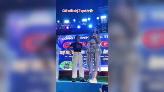 Hana cẩm tiên diện đồ xiu ngắn khi diễn show
