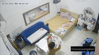 Quay lén 3 chị em thuê chung phòng trọ 6