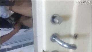 Cặp đôi học sinh mới lớn làm tình lén lúc trong nhà vệ sinh công cộng