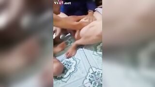 Nhậu say, MbBG bị 2 thg già Bú lồn bóp vú đjt tập thể