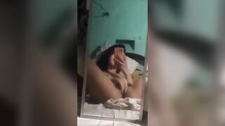 E mai Phương Ka9 Thủ dâm rên rỉ chảy nước lồn ra giường