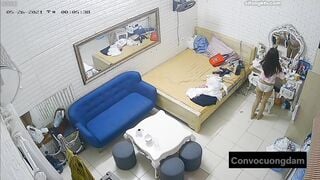 Quay lén 3 chị em thuê chung phòng trọ 8