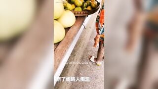 Cởi chuồng mặc đồ ren xuống mua hoa quả cho người dân nhìn lồn vú 2