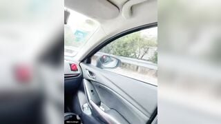 Bắt vợ thò mông ra ngoài cửa kính xe ô tô cho người đi đường địt miễn phí