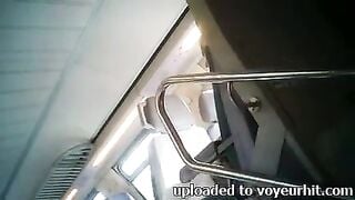 Sục trên xe bus cho các cô gái xem P1