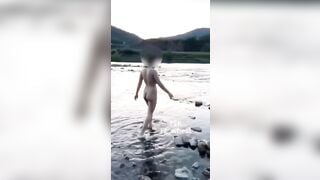 Những cô gái khoe lồn nơi công cộng 23