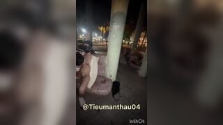 Bịt mắt vợ cho người lạ bú lồn ở công viên