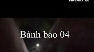 Trở vợ khoe vú trên xe
