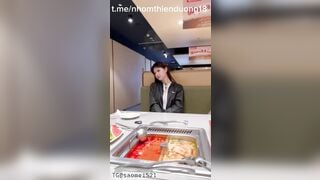 Đi ăn lâu mà e ghê nứng lồn cởi đồ ở nơi công cộng