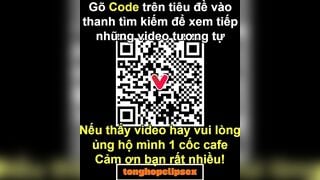 V8513B - Em Học Sinh Buồn Đái Quá Kéo Váy Lên Vừa Đi Vừa Đái Ngay Ngoài Đường