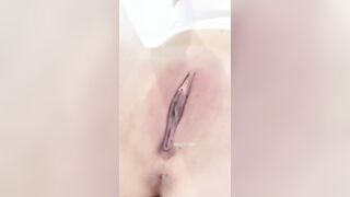 Em xinh khoe lồn đẹp chưa mọc tí lông nào