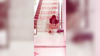 Phát hiện em gái lén móc lồn dưới sảnh chung cư