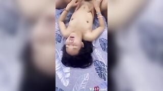 Rủ thằng bạn qua địt bé hs rau sạch vừa chăn được,lồn thì bé mà 2 thằng nó dã tới tấp